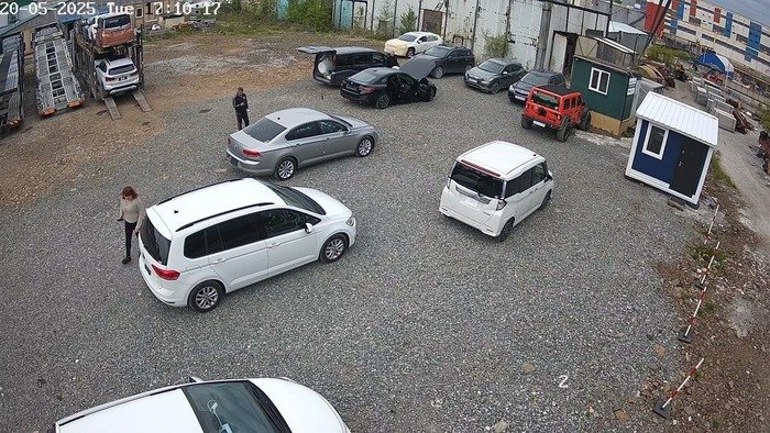 Терминал отправки Гранд Эрмий во Владивостоке: автомобили на площадке и автовозы на погрузке, кадр с камеры видеонаблюдения