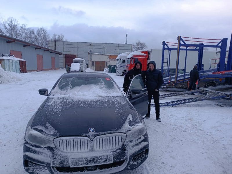 Двое клиентов получчили авто в Москве и сделали фото для отзыва на перевозку авто